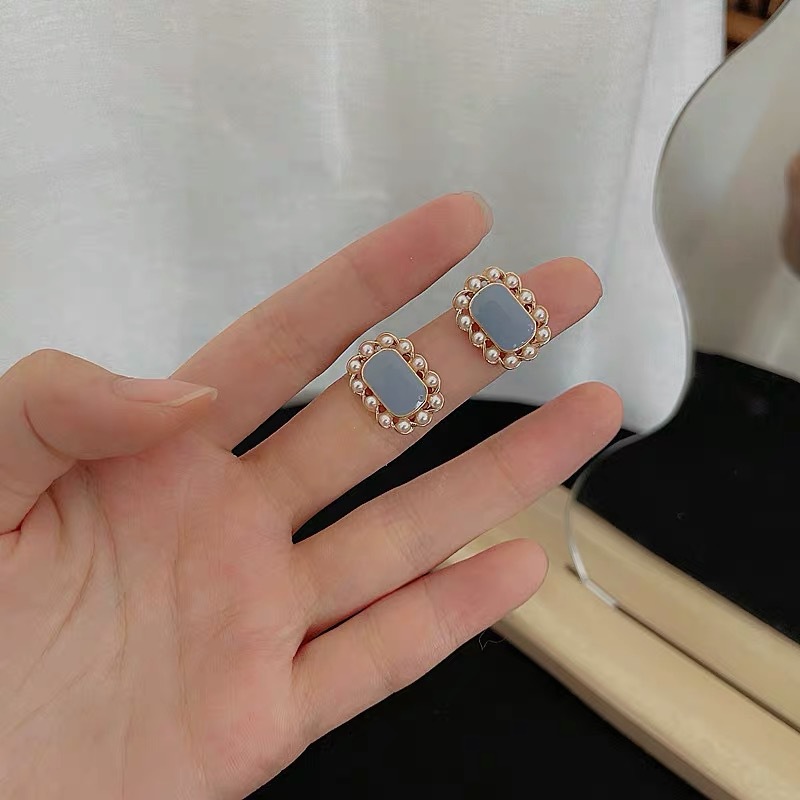 Vintage Style Geometric Alloy Enamel Artificial Pearls Ear Studs display picture 3