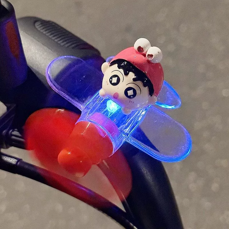 Crayon Shin-chan электромобиль мотоцикл декоративные украшения ветроэнергетика небольшой самолет ветроэнергетические светящиеся светодиодные фонари автомобильные украшения
