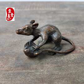 古玩收藏老包浆仿古合金铜客厅装饰摆件老鼠抱桃6*3CM