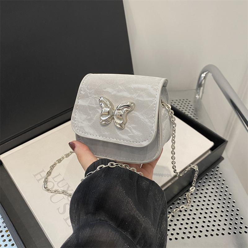 Mariposa de personalidad estética francesa 2024 otoño nuevo color sólido casual moda cadena mensajero hombro pequeño bolso cuadrado mujer