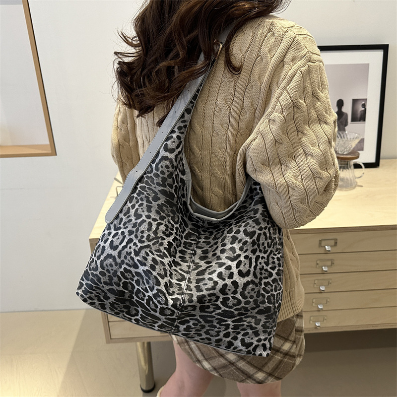 Bolsas de ocio coreanas de gran capacidad, bolsas debajo de las axilas, mujeres 2024 nuevas moda de leopardo, bolsas de mano populares.