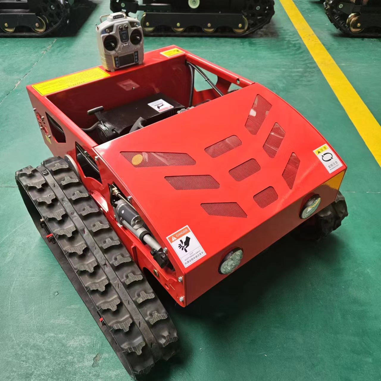 厂家供应轮式除草机电动履带行走果园草坪碎草机小型遥控割草机