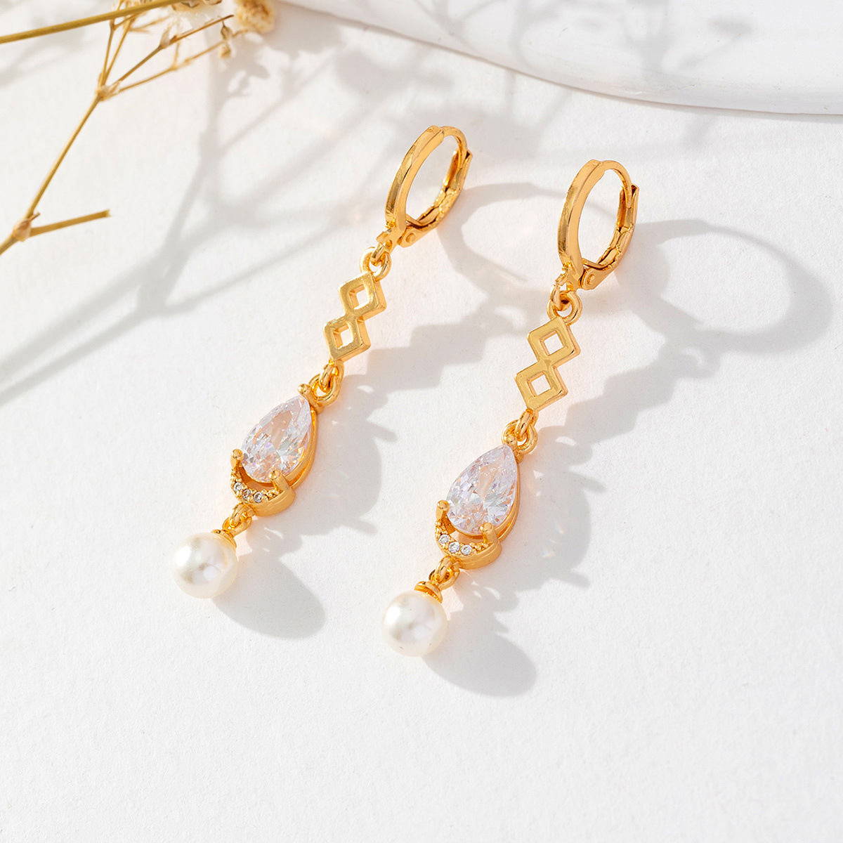 Aretes de goteo de moda europeas y estadounidenses transfronterizos, estilo de moda simple, personalidad de alto nivel, nicho, botones de orejas con bordas