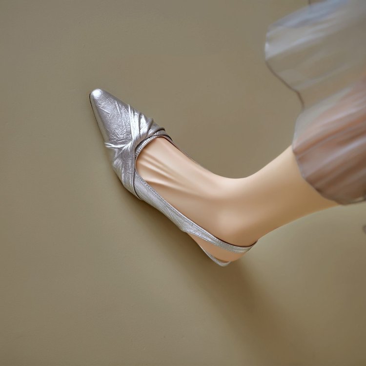 Sandalias francesas de belleza para mujeres verano 2026 nuevo temperamento punzante zapatos planos de piel suave cómodos zapatos con falda