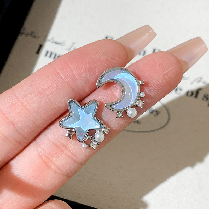 Pendientes de aro lisos para mujer, lujo ligero, pendientes de alta gama, pendientes populares, aretes de diseño exclusivo, aretes de otoño e invierno al por mayor