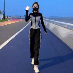 ファッションカジュアルなランニングスポーツウェアの女性は初秋に痩せています。