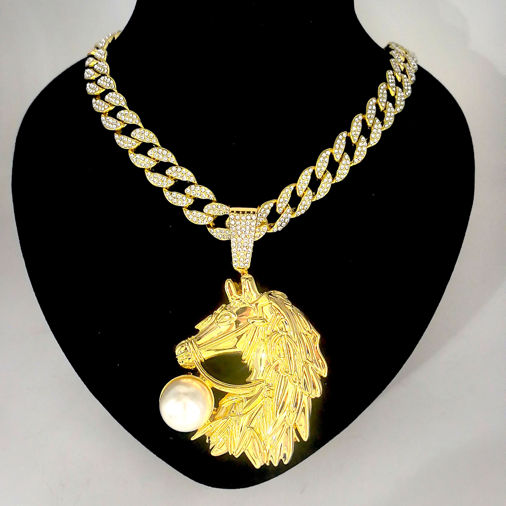 . Cross-border exclusivo para el hip-hop año del caballo colgante de cabeza de caballo collar de diamante completo de la cadena cubana accesorios de perlas joyas de moda masculinas europeas y americanas