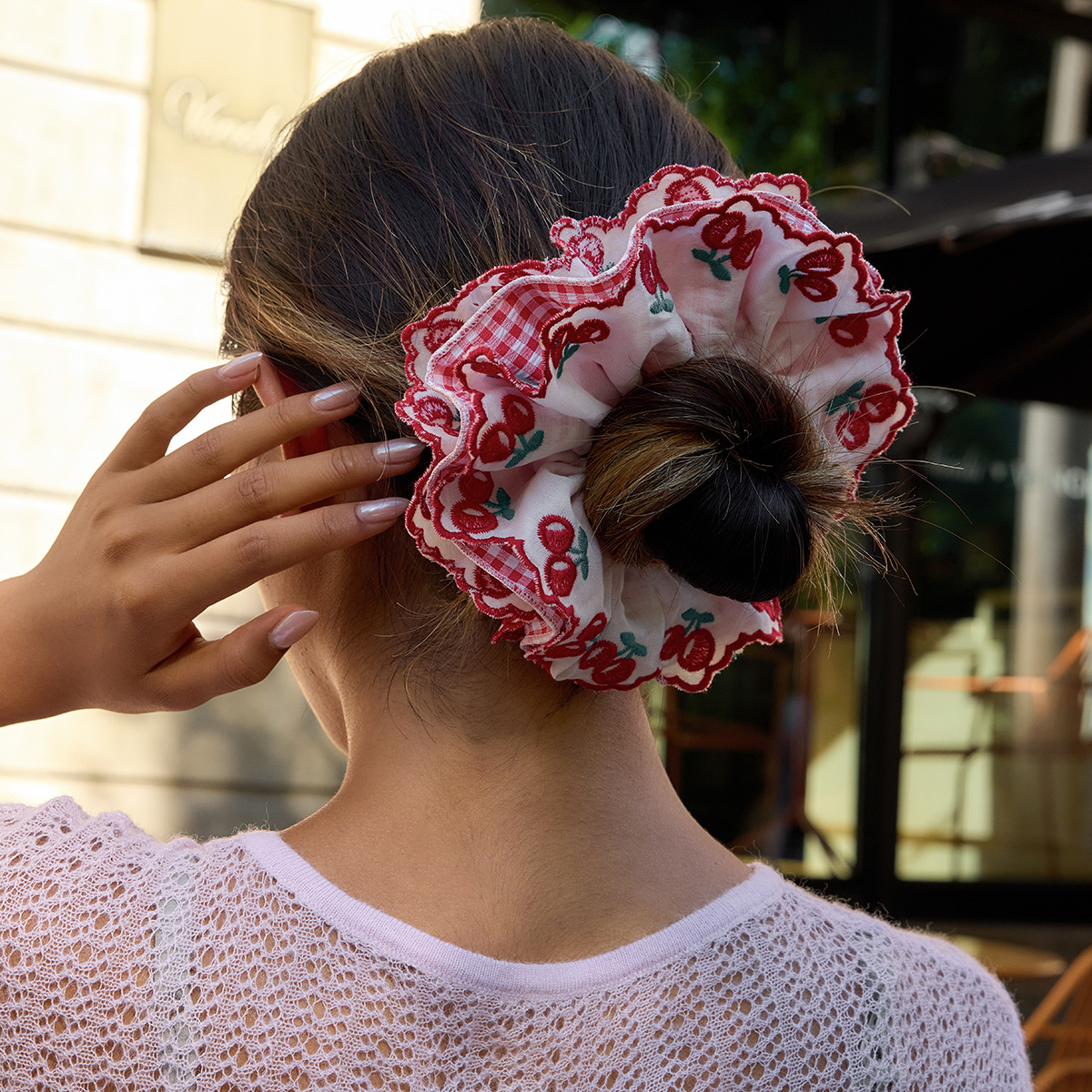 Elegante haarscrunchie met rode kersen en ruches voor dames_voghion.com
