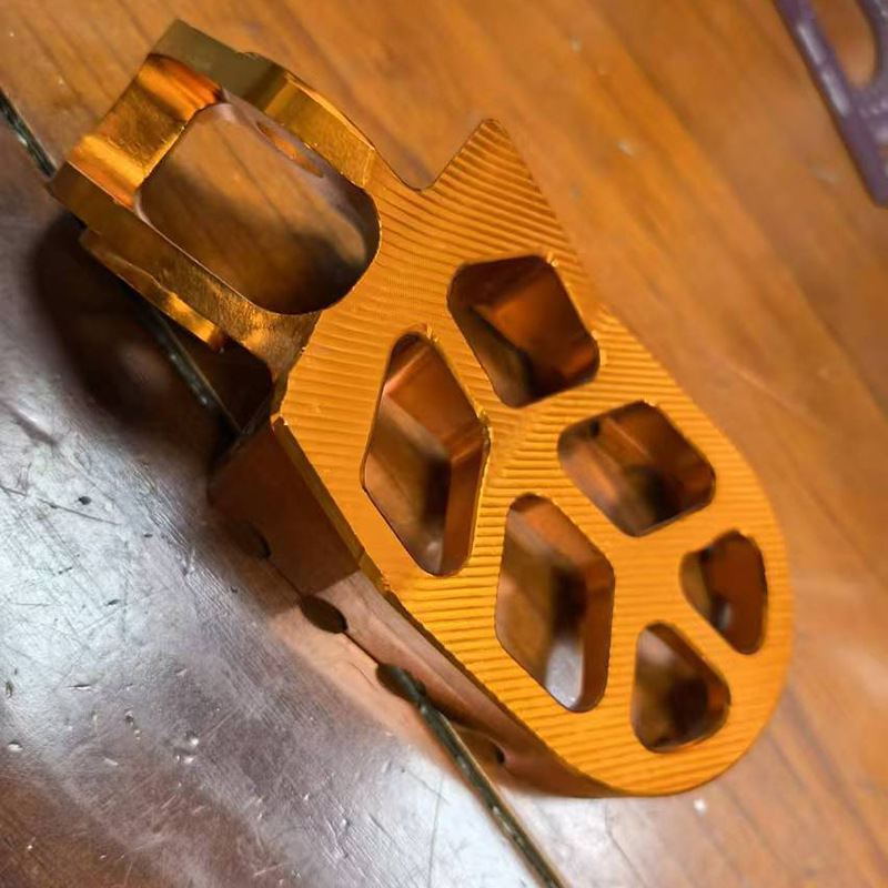Procesamiento CNC de aluminio de aleación de aluminio pedal de bicicleta batería de automóvil clavos de pedal de aluminio de forma especial oxidación