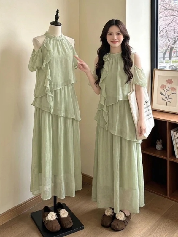 Light green halter neck off-shoulder chiffon dress for women, new summer style, plus size, very stylish, vacation-style long dress Light green halter neck off-shoulder chiffon dress for women, new summer style, plus size, very stylish, vacation-style long dress