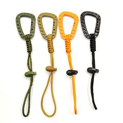 登山のキーチェーンは7芯の傘の縄を掛けて鍵のリュックサックを編みます。