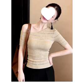小个子咖色斜领露肩针织衫冰丝短袖恤女夏季修身设计感短款上衣女