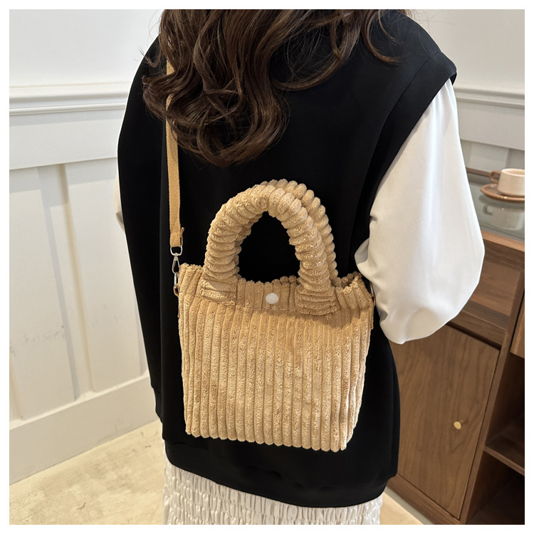 2025 New niche and fresh bucket bag, cute, fashionable and casual crossbody bag, versatile solid color handbag wholesale undefined