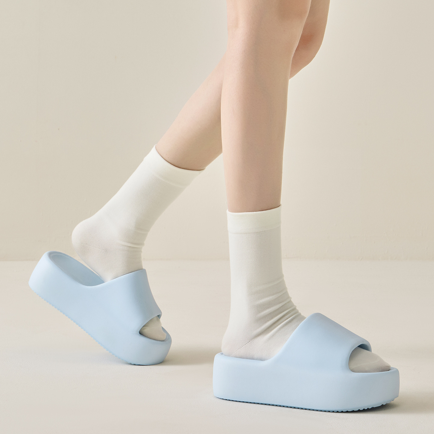 Sandali antiscivolo da donna di alta qualità con suola spessa, nuovo modello estate 2026, perfetti per la spiaggia, con un look di alta gamma, estremamente_voghion.com