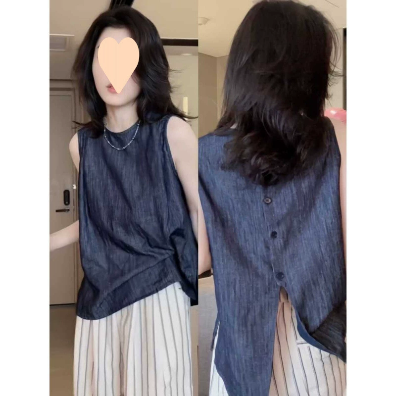 Женская летняя модная рубашка-топ с круглым вырезом, без рукавов, приталенного силуэта, с разрезом сзади и однобортной застежкой.