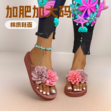 夹趾人字拖女加肥加大码花朵平底拖鞋夏季新款时尚凉拖鞋情侣女鞋