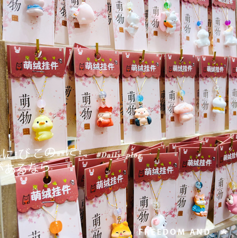 新しいペンダント、かわいい子猫ペンダント、学生バッグ、樹脂ペンダント、かわいい子犬植毛ペンダント、ラック卸売|undefined