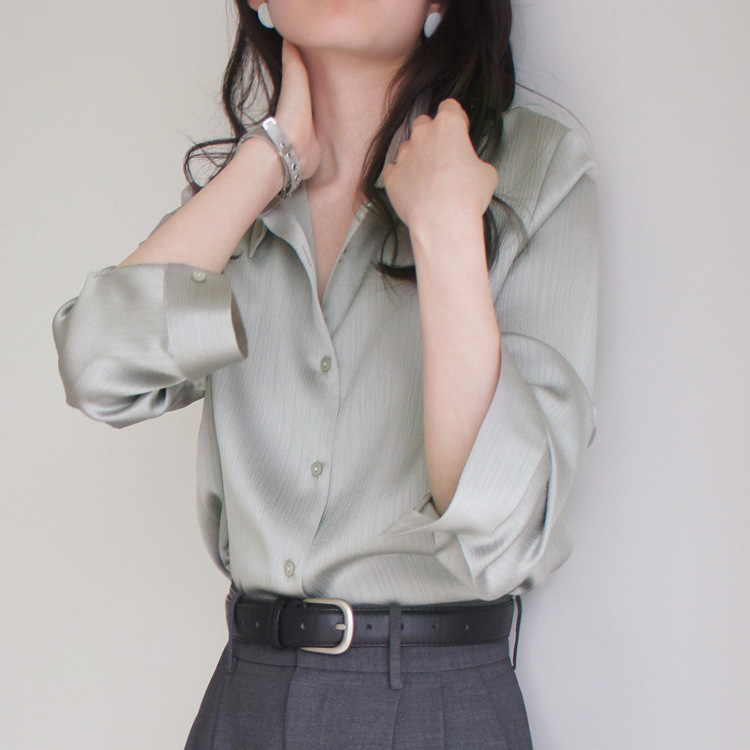 Gray-Toned Bean Green Vertical-Striped Silk Satin Matte Patterned Long-Sleeve Shirt with a Sophisticated Workwear Feel