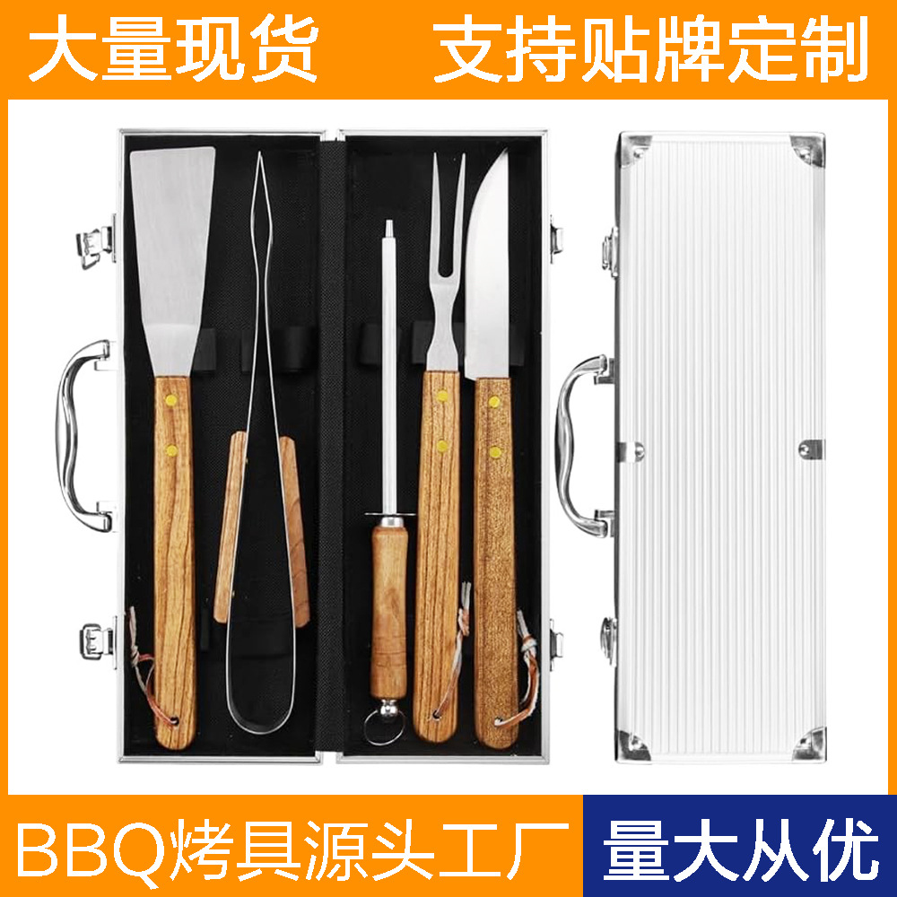 Fuente fabricante de acero inoxidable conjunto de herramientas de barbacoa camping al aire libre BBQ mango de madera caja de aluminio parrilla de cinco piezas conjunto de combinación