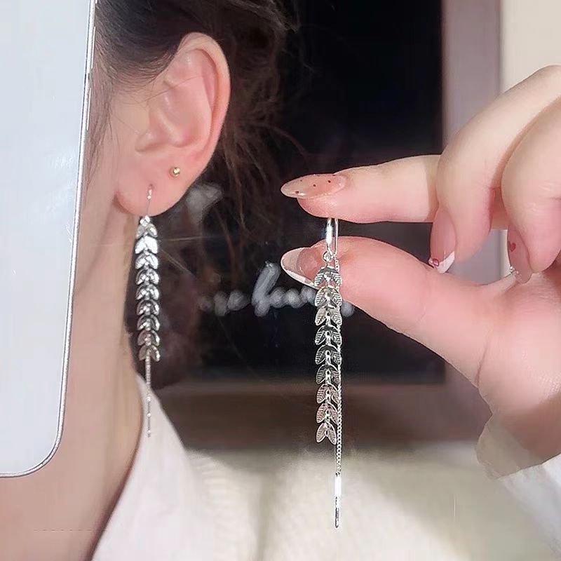 Le réseau explose les feuilles, les épis de blé et les franges, le luxe léger, le tempérament de niche, le tempérament de niche, les boucles d'oreilles uniques, le vent