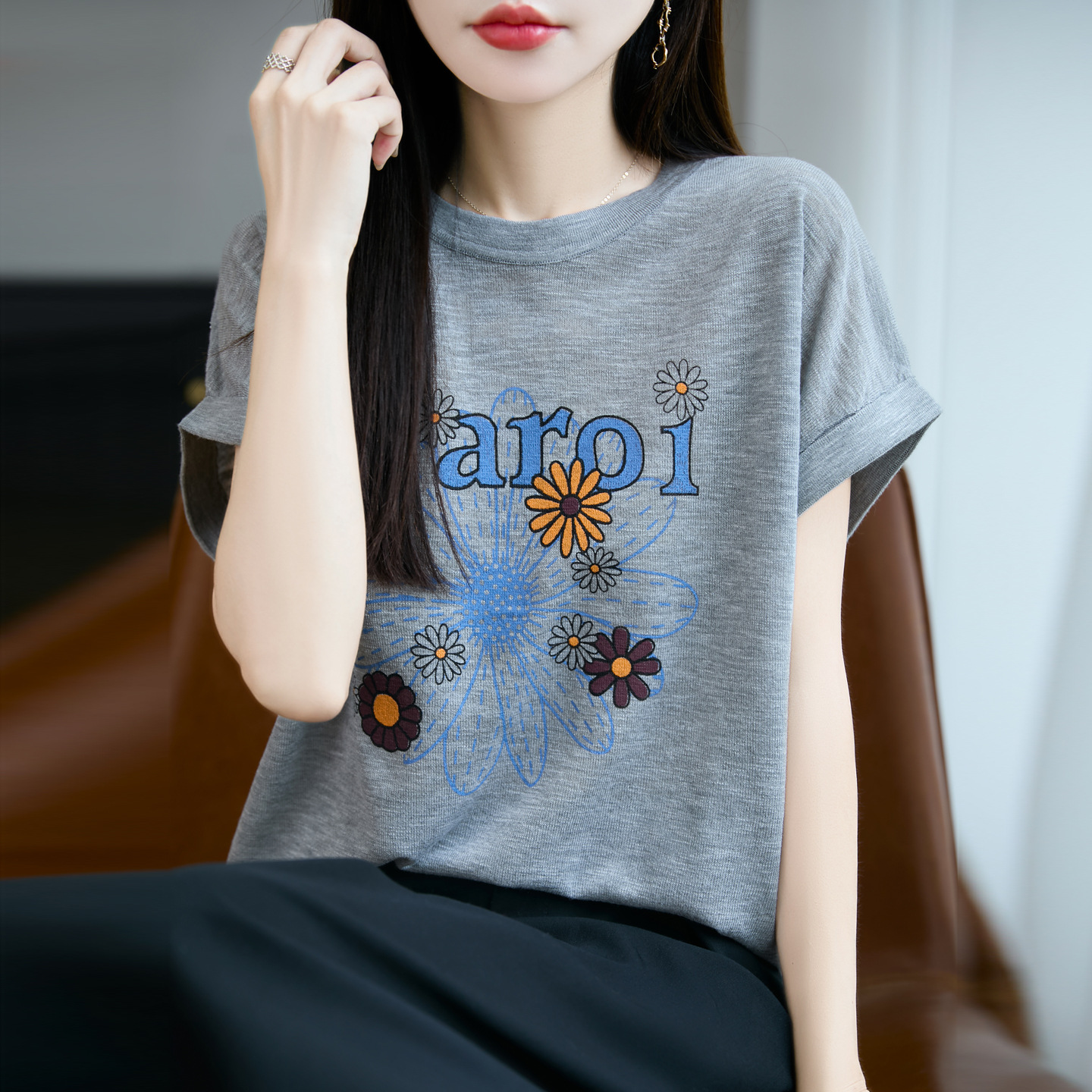 Áo thun nữ cổ tròn tay ngắn họa tiết hoa cúc jacquard dáng rộng — trắng chi tiết 1