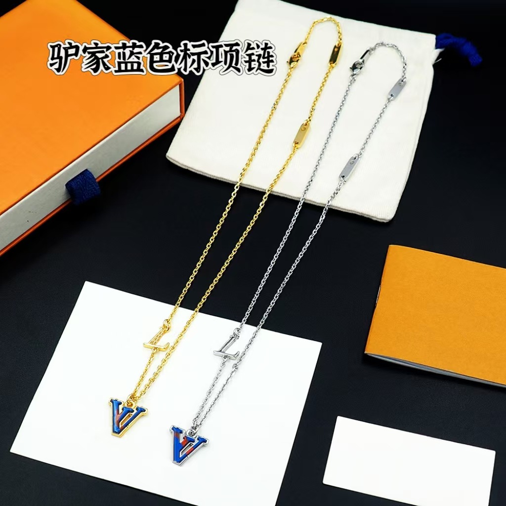 跨境电商驴家新款钛钢V字母红蓝相间亚克力项链金属几何配饰时尚