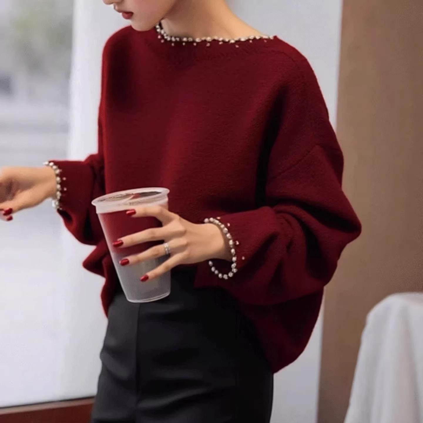 Áo len nữ cổ một vai đính ngọc trai tay dài dáng rộng — đen chi tiết 2