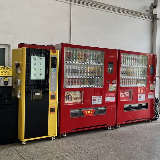 Máquina expendedora de café de servicio de 24 horas, bebida variada, sabor sedoso, soporte de tarjeta deslizante, moneda en efectivo, cambio