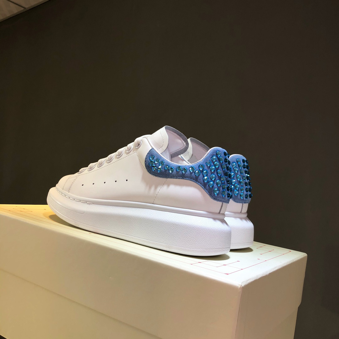 Versión superior de gama alta brillante diamante McQueen blanco zapatos de las mujeres flash diamante piel de vaca gruesa inferior aumento versátil deportes par zapatos casuales hombres