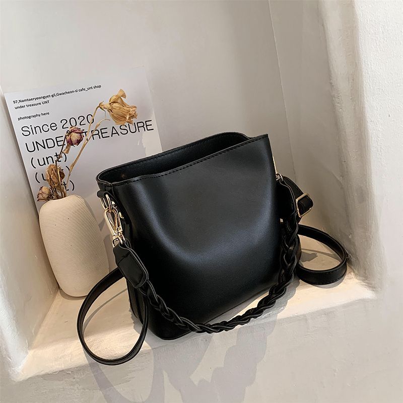 Trendy Retro Women's Shoulder Bag Small Versatile Crossbody Bag_voghion.com