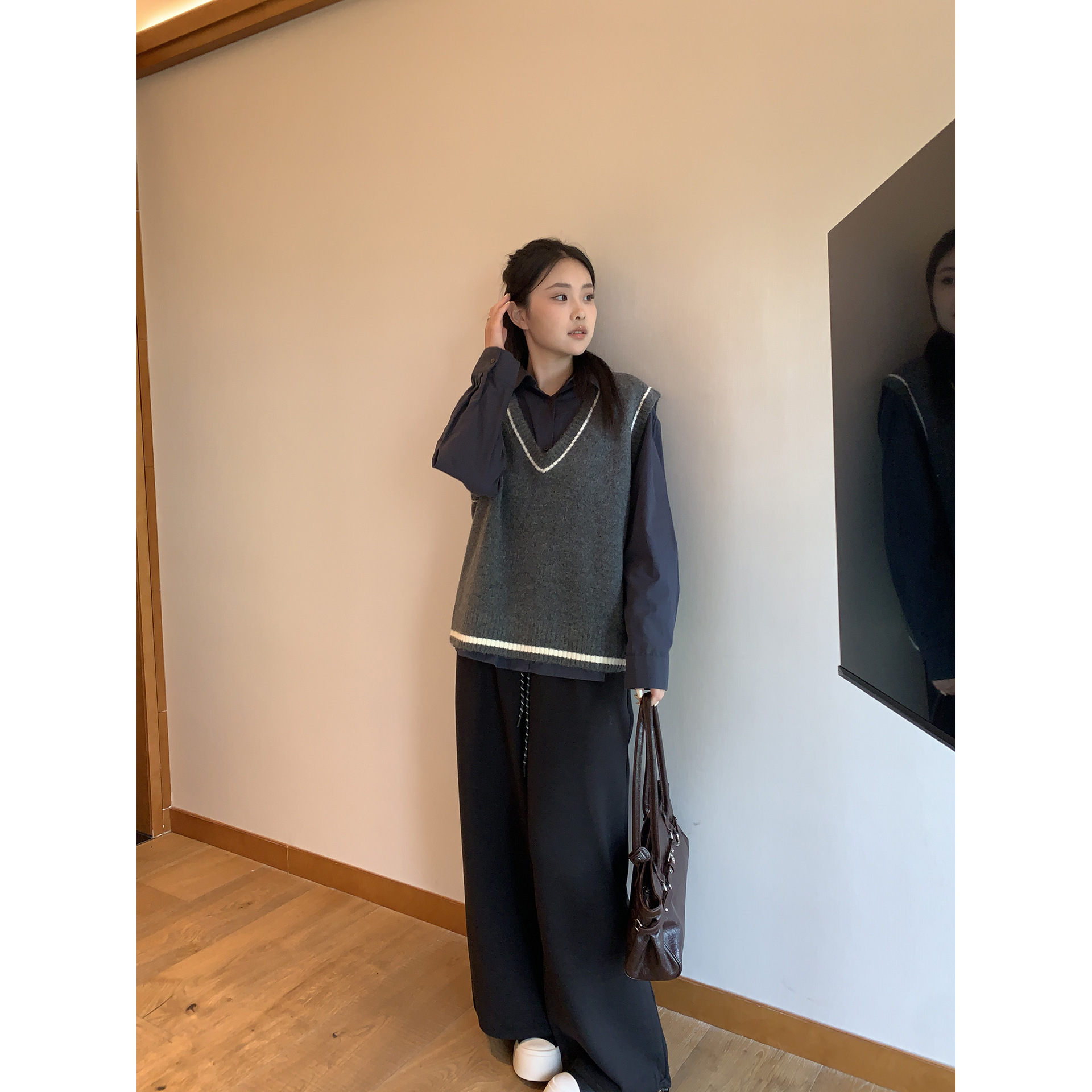 Plus-size women's clothing: niche, loose-fitting, layered, sleeveless sweater top, Korean-style, relaxed V-neck, pullover knit vest