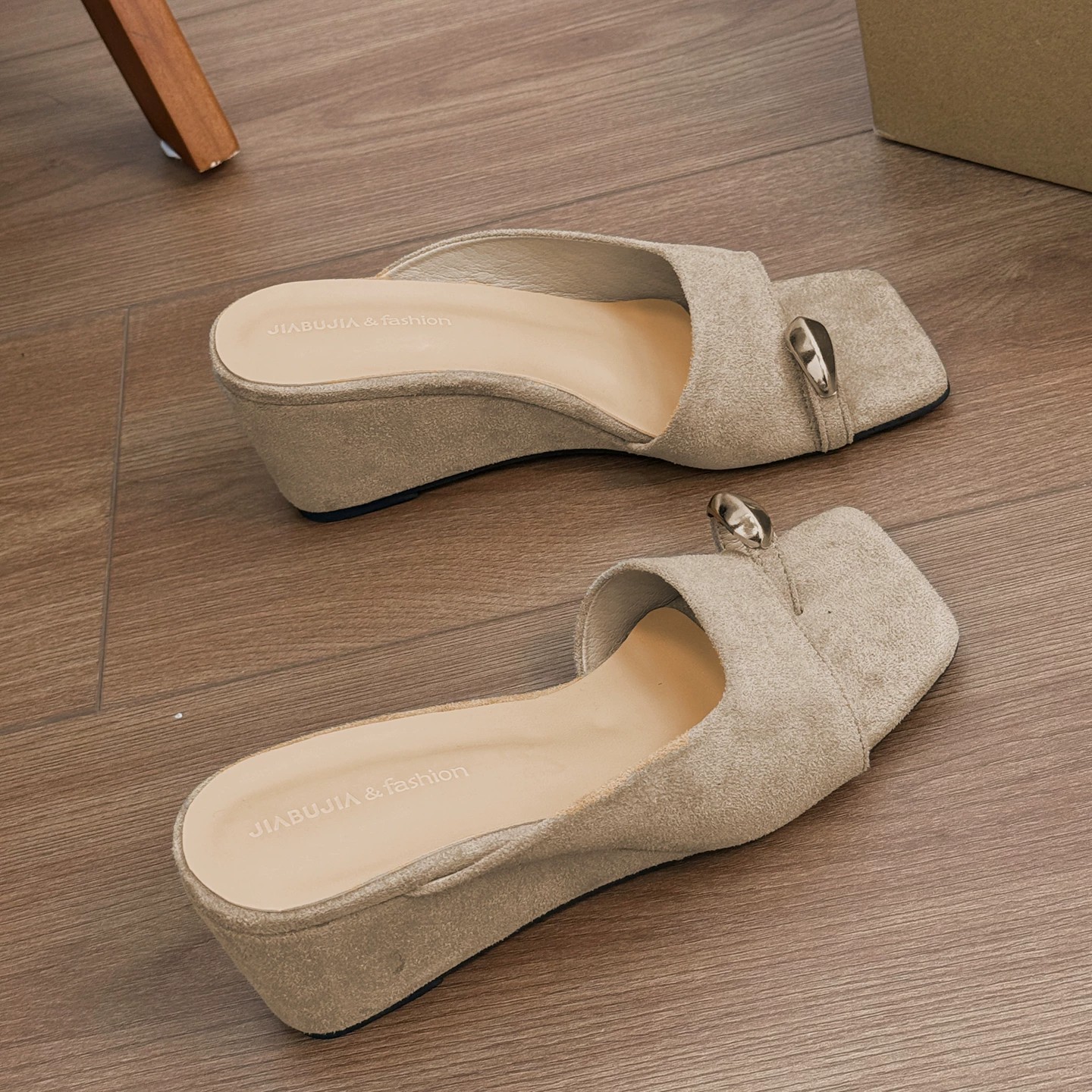 2026 temperamento francés tacones cuadrados con zapatillas de dedo de punta de verano moda metal retro zapatillas casuales image 7