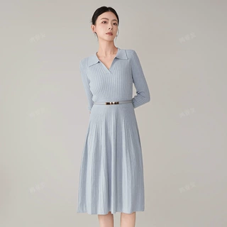 南油女装秋冬季新款纯色V领收腰法式针织长款连衣裙优雅气质通勤