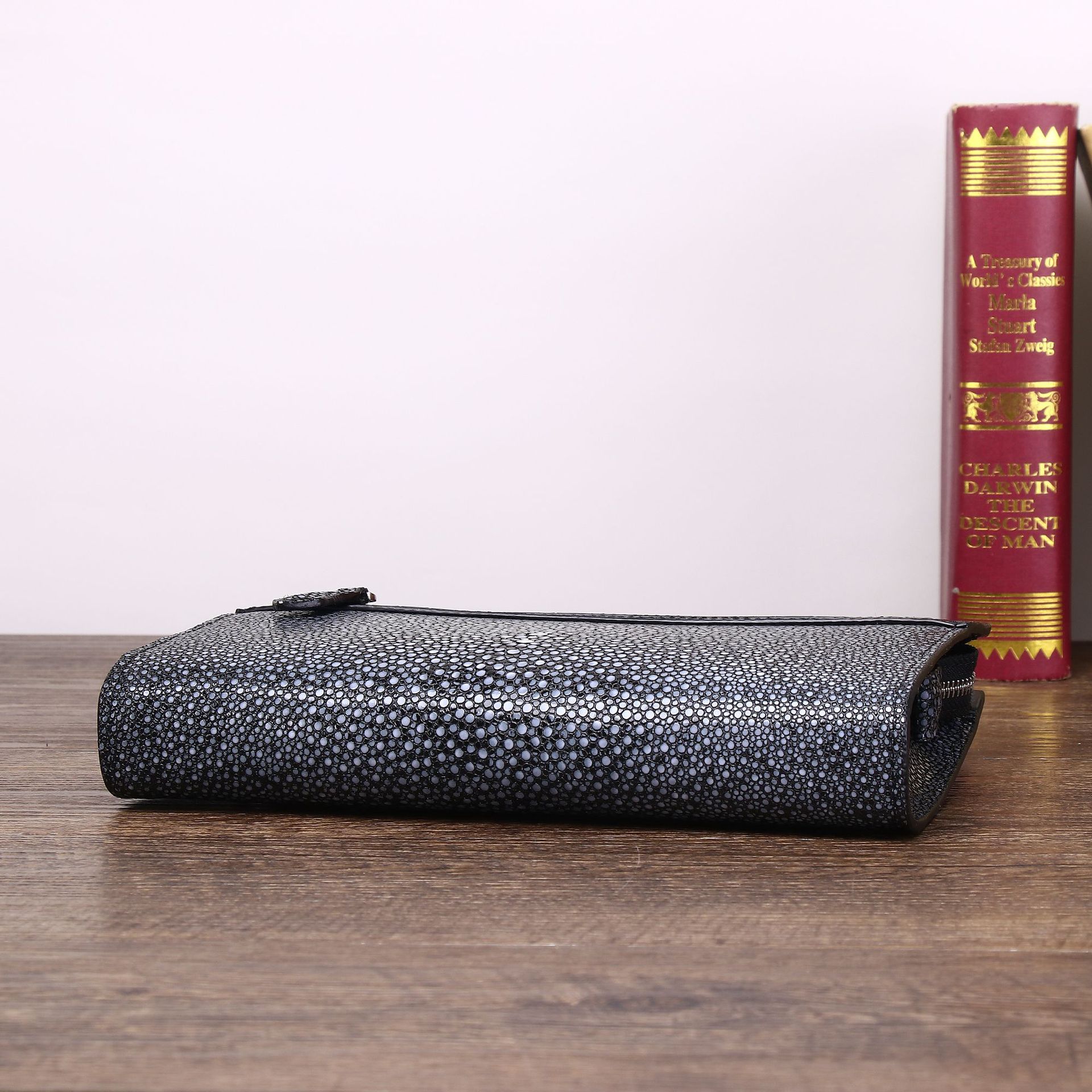 Túi clutch nam họa tiết vân cá ngọc trai bóng mượt, dung tích lớn, đựng điện thoại chi tiết 3