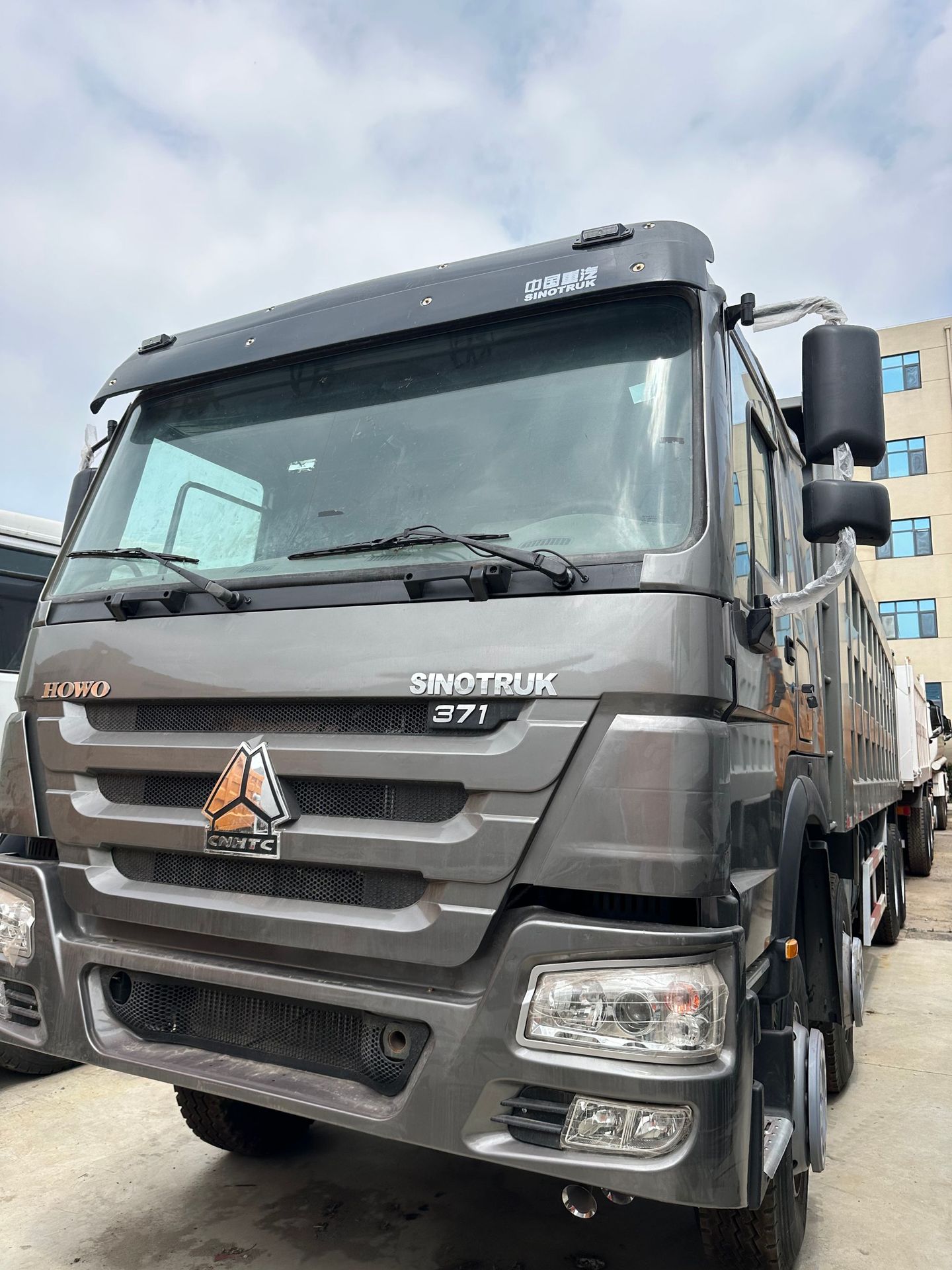 Used Howo 8X4 Dump Truck for Engineering Transport, High Horsepower, Factory Supply for Export