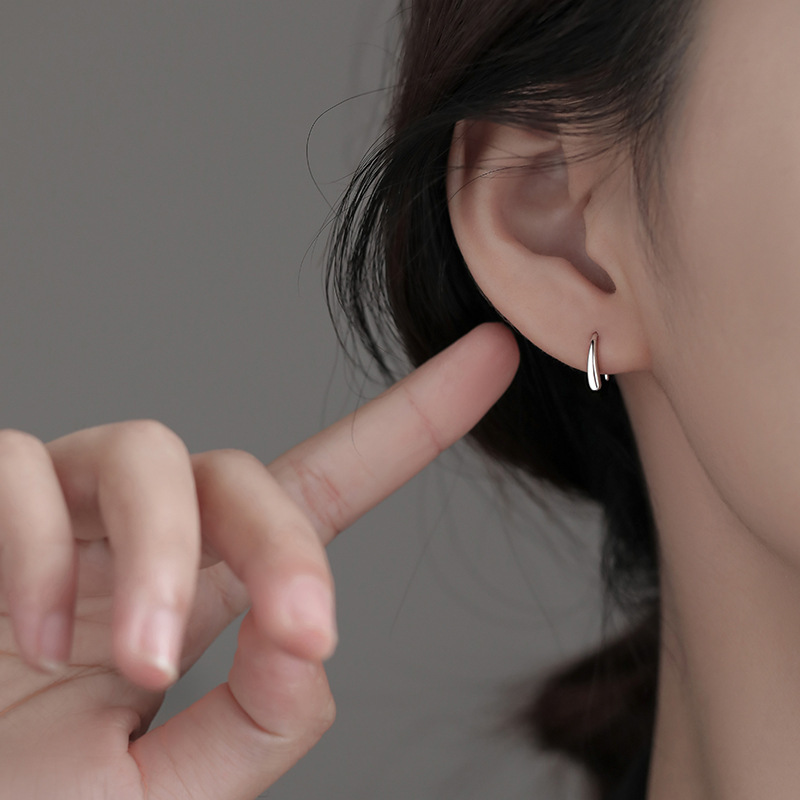 Gota de agua gancho para la oreja para mujer, lujo ligero, diseño de nicho, sentido de la oreja, nuevo par de aretes de alta gama, joyería de oreja de viento frío
