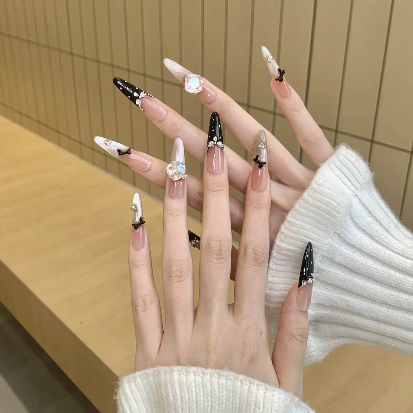 2026 otoño y invierno nuevo perro largo 4.0 manicure manicure fabricantes de productos terminados lotes negros de uñas adorables puntos de onda