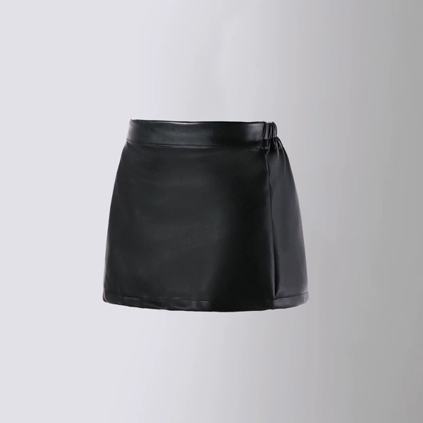 Black skirt, hip-accented