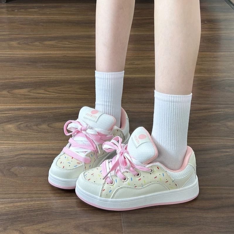 Pequeños zapatos blancos primavera y otoño 2025, nuevos zapatos de pan de color rosa, zapatos de skate de moda casuales para mujeres