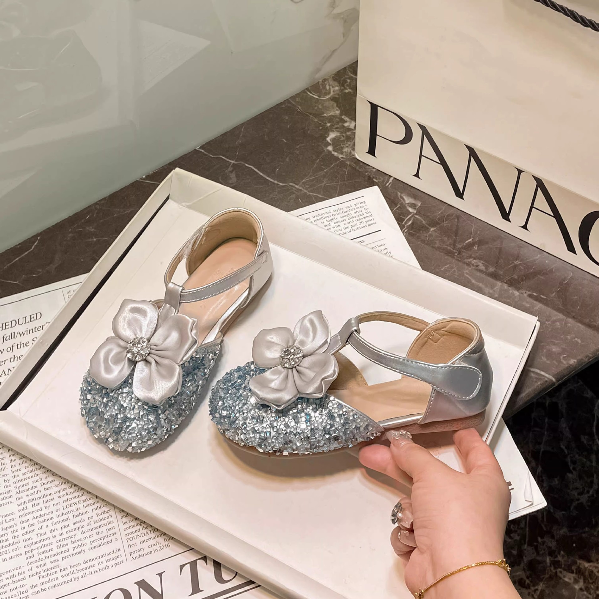 Zapatos de princesa de niñas 2026 zapatos de cristal primavera y otoño nuevos zapatos de diamante de flores zapatos de cuero de niñas de talón plano zapatos de sola suave image 3