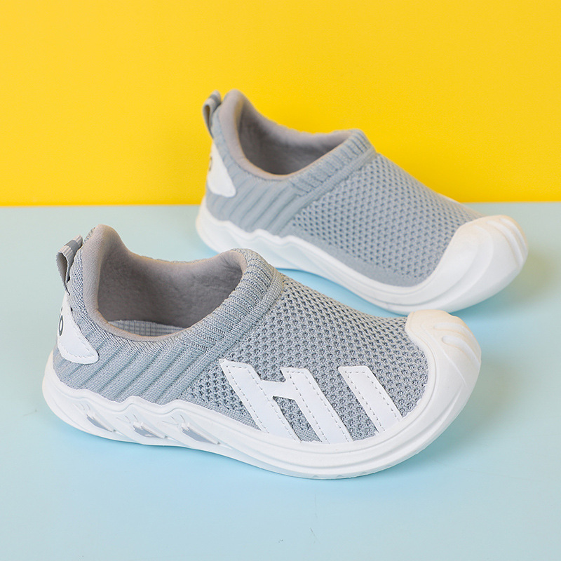 Zapatilla de deporte para niños 2023 nuevos zapatos de malla para niños tejidos voladores zapatos casuales versátiles para niñas zapatos deportivos de malla transpirable moda