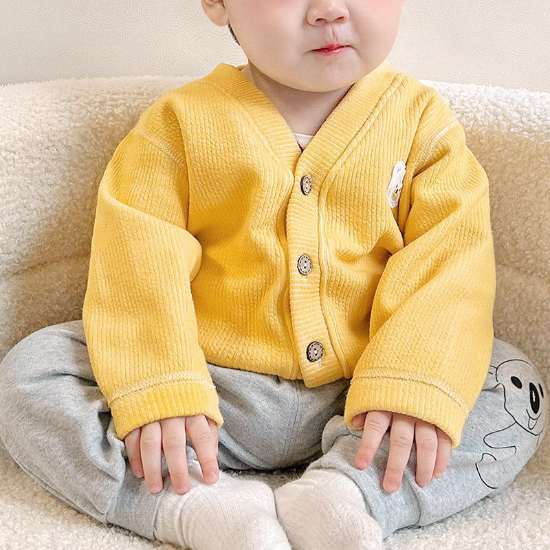 Capa de bebé otoño y invierno para niños con terciopelo caliente para niños de un año de edad para niñas con ropa de invierno gruesa para niños pequeños chaqueta de bebé