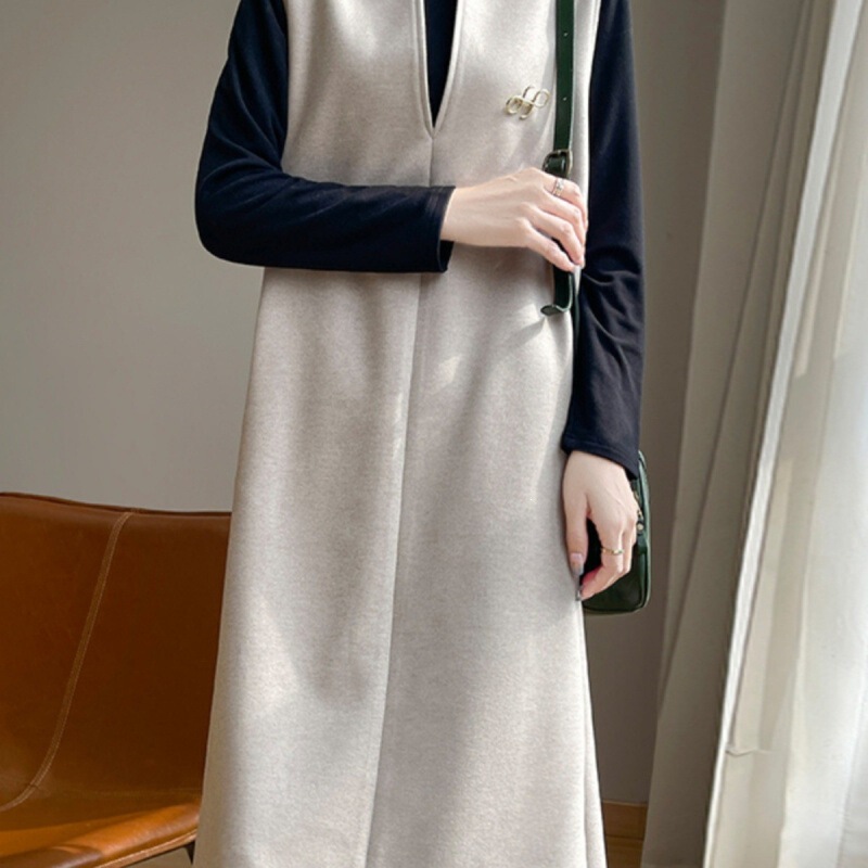 2024 Autumn/Winter New Sleeveless Mid-Length Knitted Dress for Women V-Neck Layered Vest Dress Elegant Minimalist Sweater 2024 Autumn/Winter New Sleeveless Mid-Length Knitted Dress for Women V-Neck Layered Vest Dress Elegant Minimalist Sweater