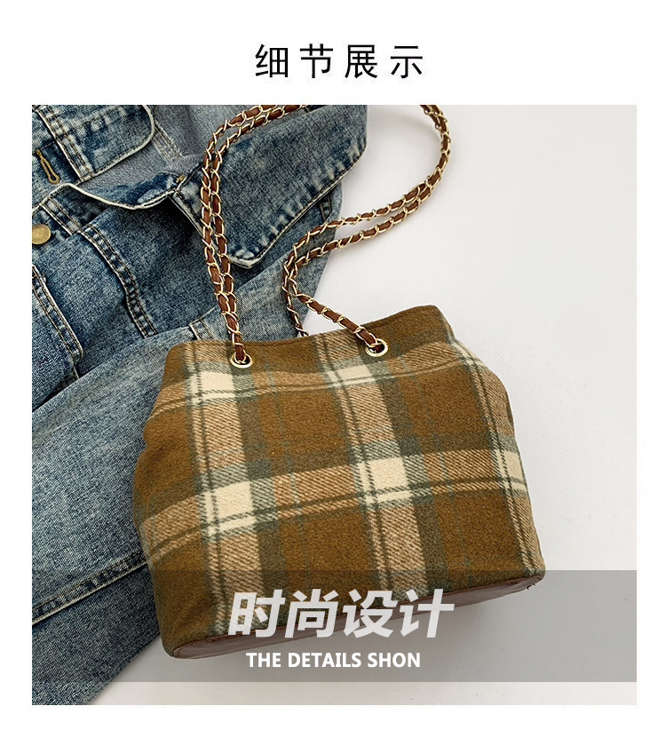 Retro and fashionable woolen texture bucket bag, large capacity commuting bag, chain check pattern casual single-shoulder crossbody women's bag Application Scenario