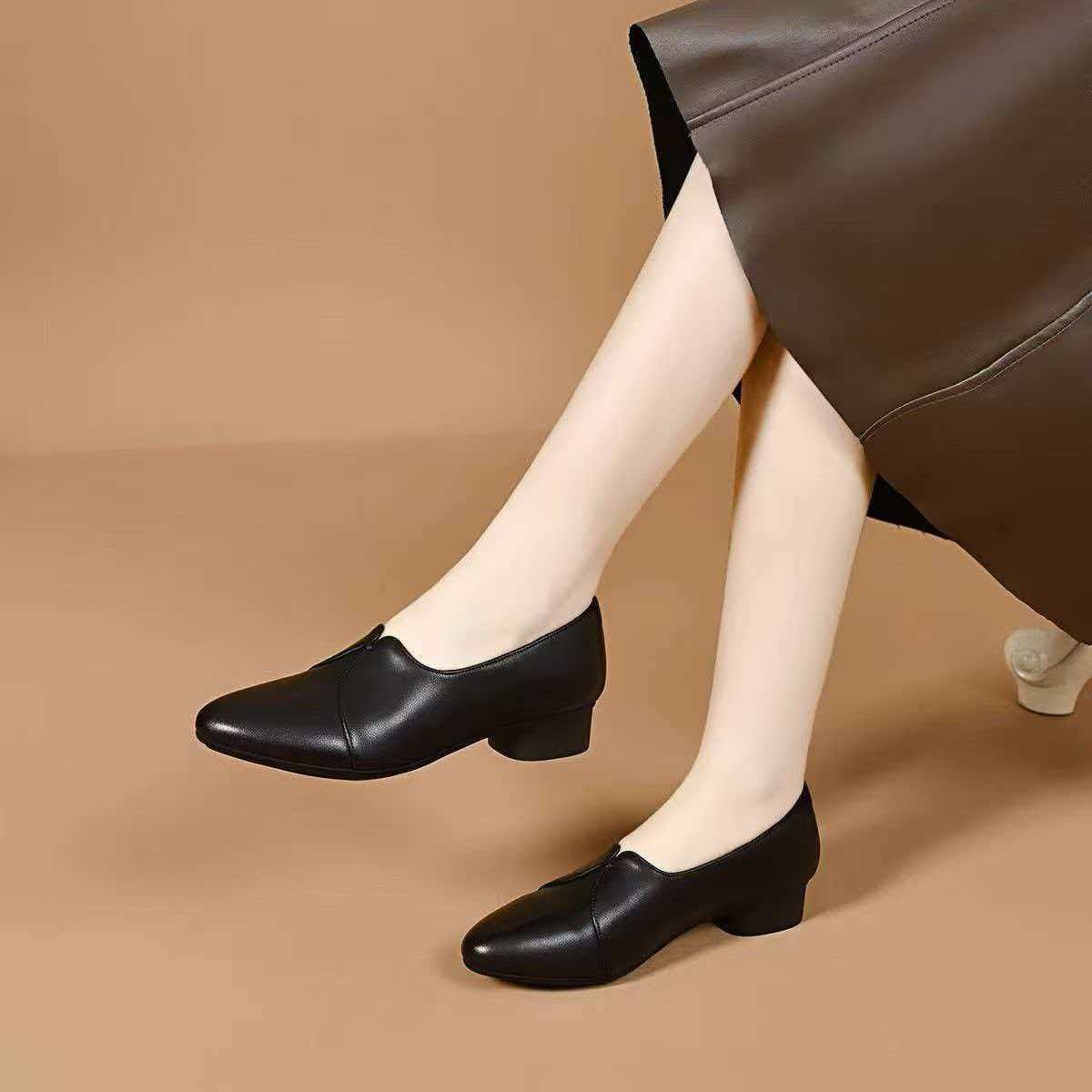 2026 verano nuevo suela suave de piel suave cómodo ligero versátil zapatos para madres cuatro estaciones zapatos de trabajo zapatos resistentes al desgaste