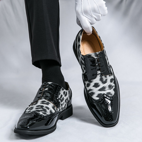 Plus-size men's leather shoes: European and American-style leopard-print men's footwear for spring/autumn 2025—shiny, casual, lace-up leather shoes.