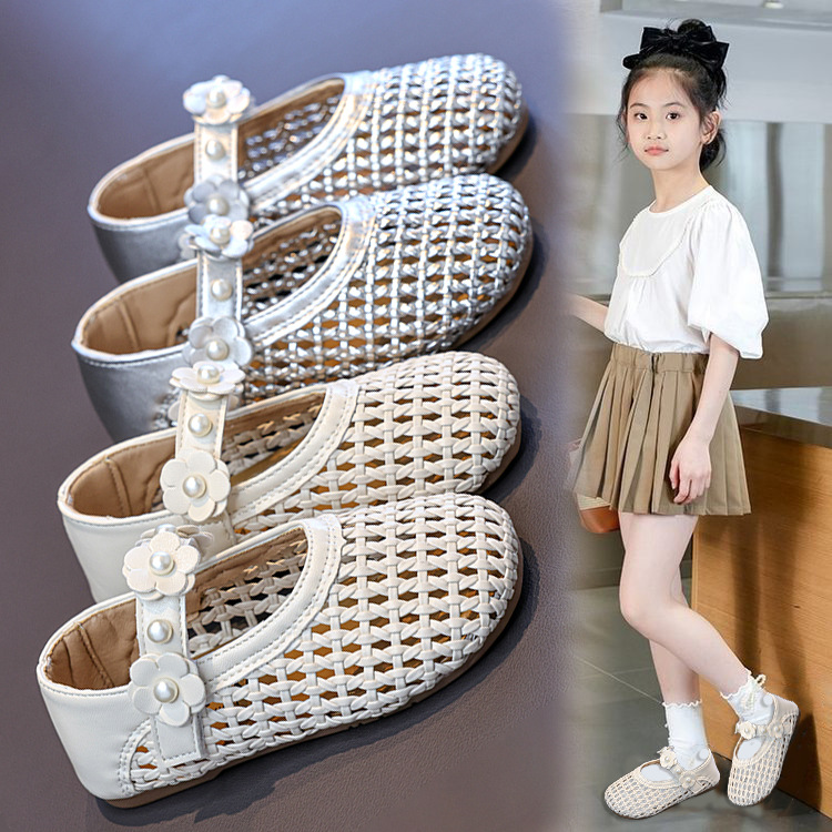 Zapatos casuales transpirables de malla para niñas 2026 verano nuevos zapatos de princesa de tejido para niños sandalias huecas de flores de perlas