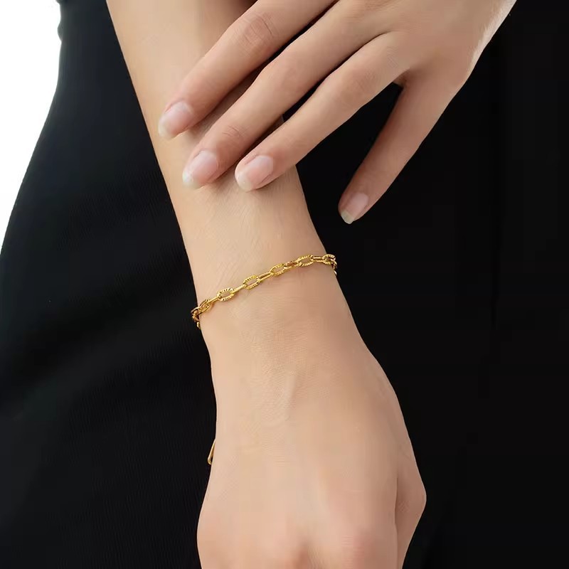 European Gold Embossed Link Bracelet Minimalist Thin Design_voghion.com
