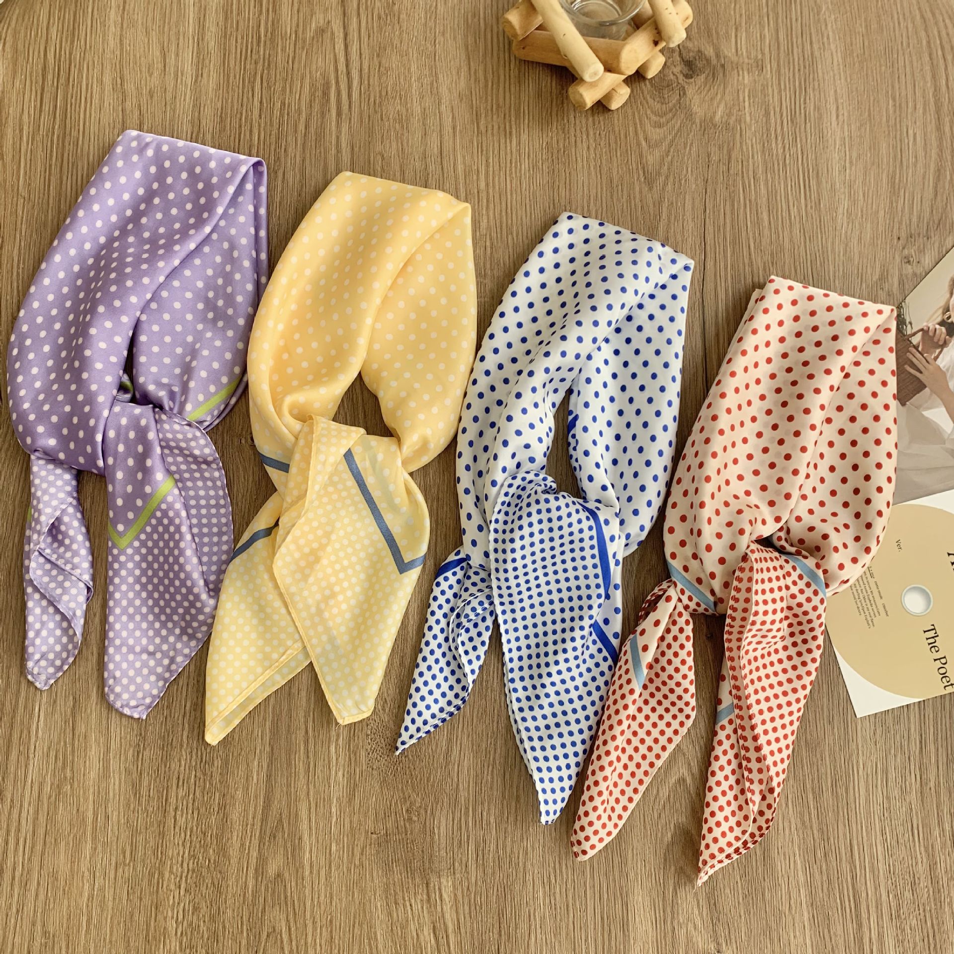 70*70 lunares pequeño pañuelo cuadrado femenino primavera y verano nuevo estilo coreano todo-fósforo protector solar protección del cuello bufanda bolso de moda pañuelo pañuelo de seda