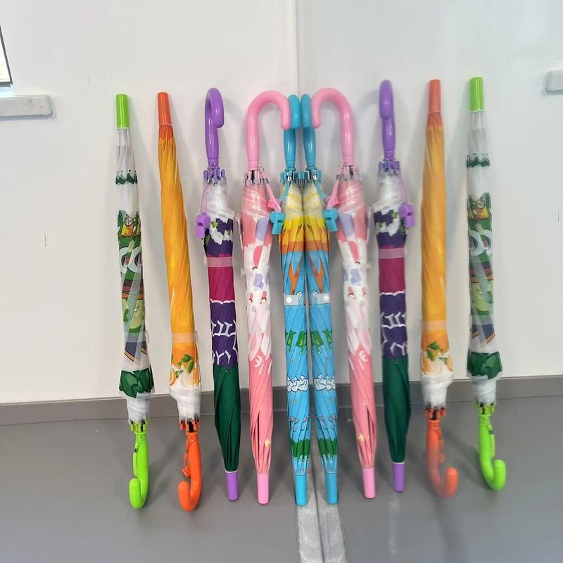 見栄えの良い子供用傘卸売かわいい漫画傘超軽量ロングハンドル半自動幼稚園傘ホイッスル付き|undefined